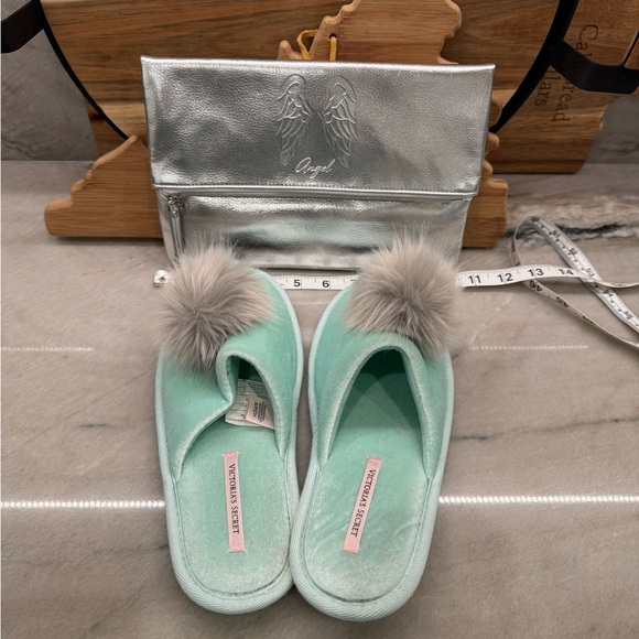Victoria's Secret Slippers w/Cosmetic Bag - Picture 16 of 16